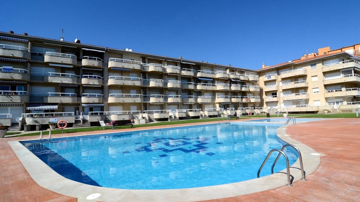 Torroella de Montgri Apartment | Beachfront Apartment in Griells with Pool