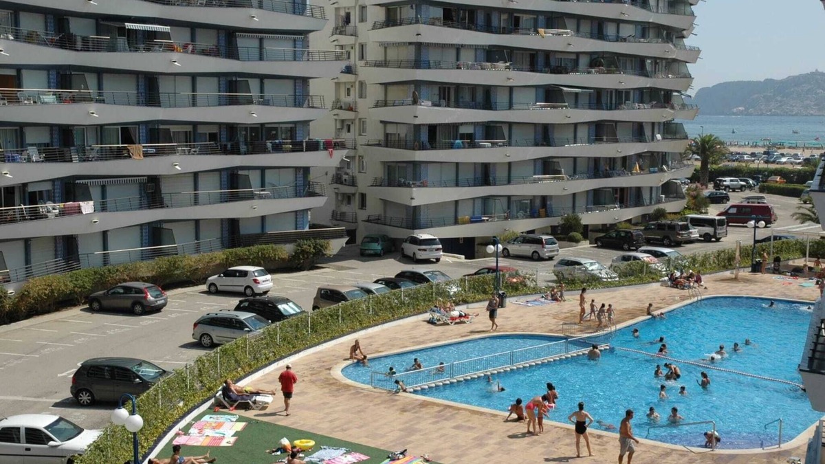 L'Estartit Apartment | Beachfront Apartment with Pool in Spain