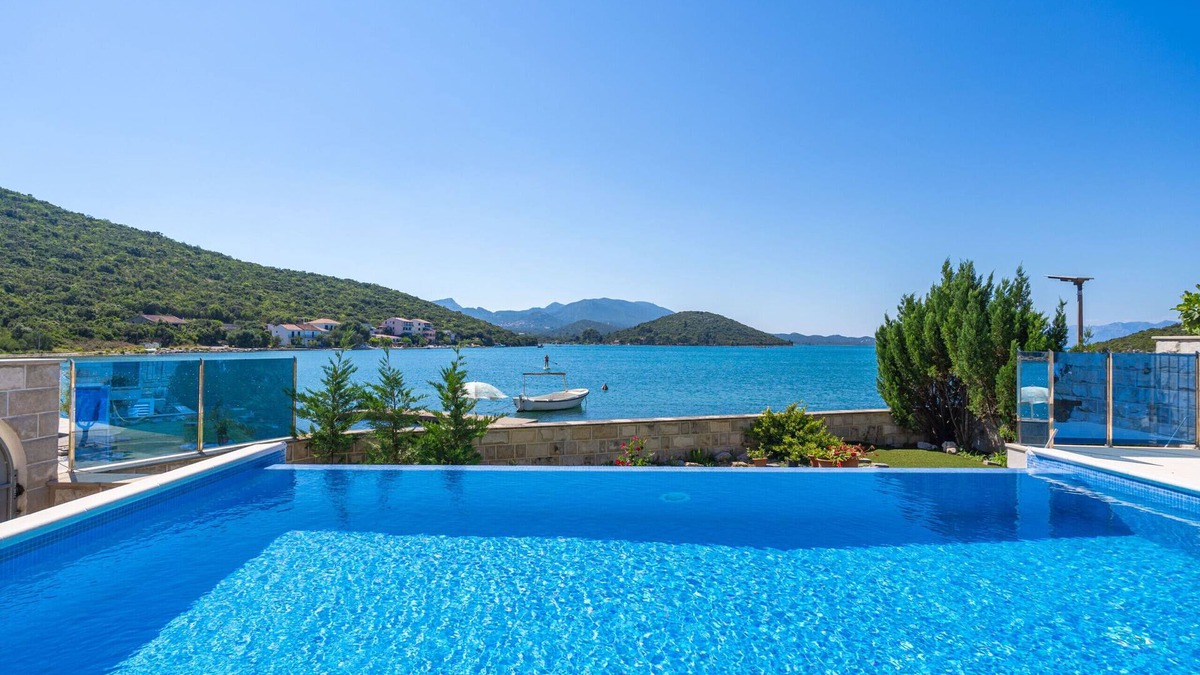 Dubrava Apartment | Beachfront Apartment house Hon with pool