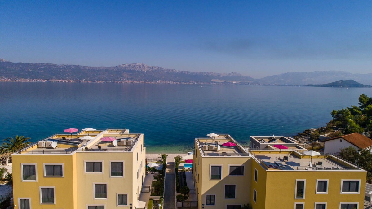 Slatine Apartment | Beachfront Apartment Lemonade with Pool III