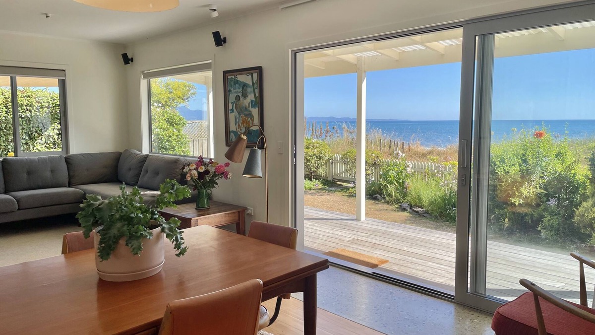 Patons Rock House | Beachfront Bach, moments to ocean, breathtaking views, family friendly, Wi-Fi