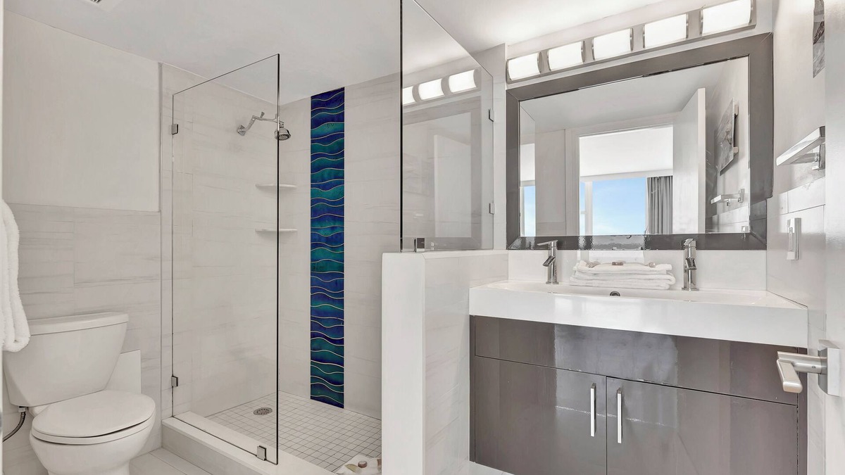 Bermuda Riviera Apartment | Beachfront Balcony Room