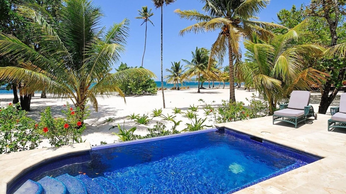Palmetto Bay Villa | Beachfront | Beachside Private Pool | Immaculately Kept | Private Dive Resort