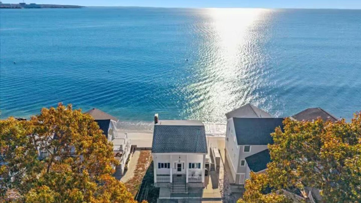 Niantic House | Beachfront Bliss-July 19th Fireworks -Spectacular Views of Niantic Bay