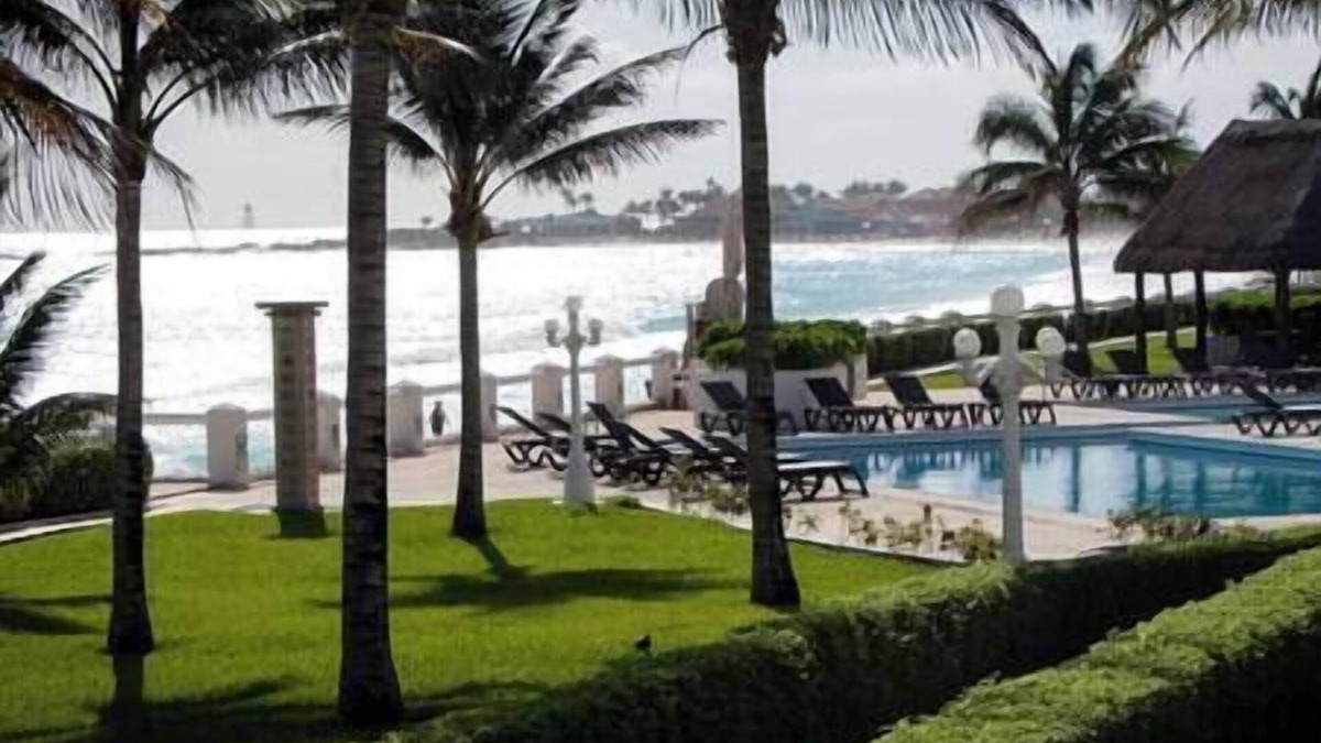 Zona Hotelera House | Beachfront Bliss - Spacious 4-Bed with Ocean View