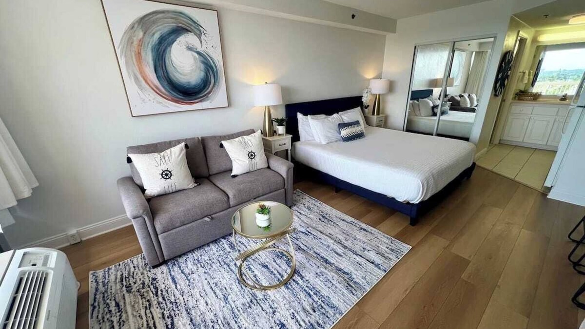 Ortona Park Condo | Beachfront - City View - King bed