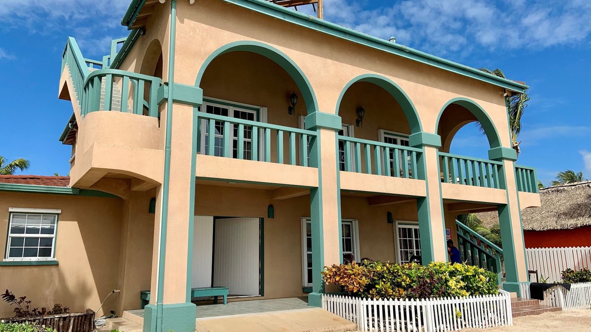 San Pedro House | Beachfront. Close to Secret Beach. Kayaks. Bikes. Pool. Paddleboards. 5BDR