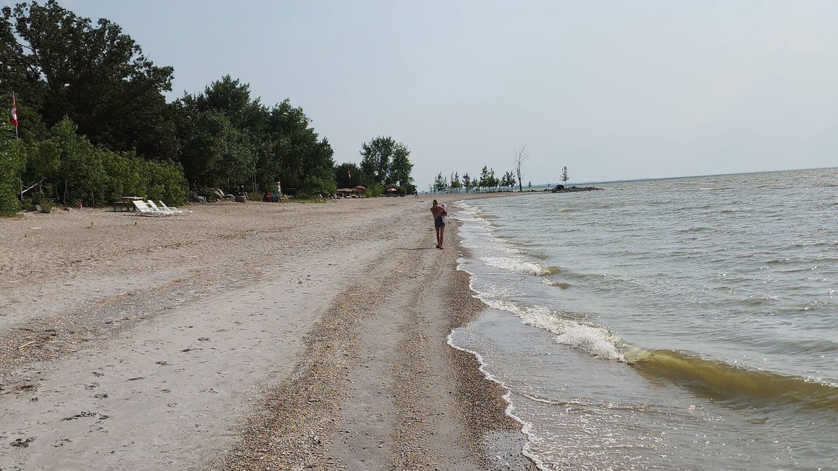Saint Ambroise Cottage | BEACHFRONT COTTAGE *fully renovated*