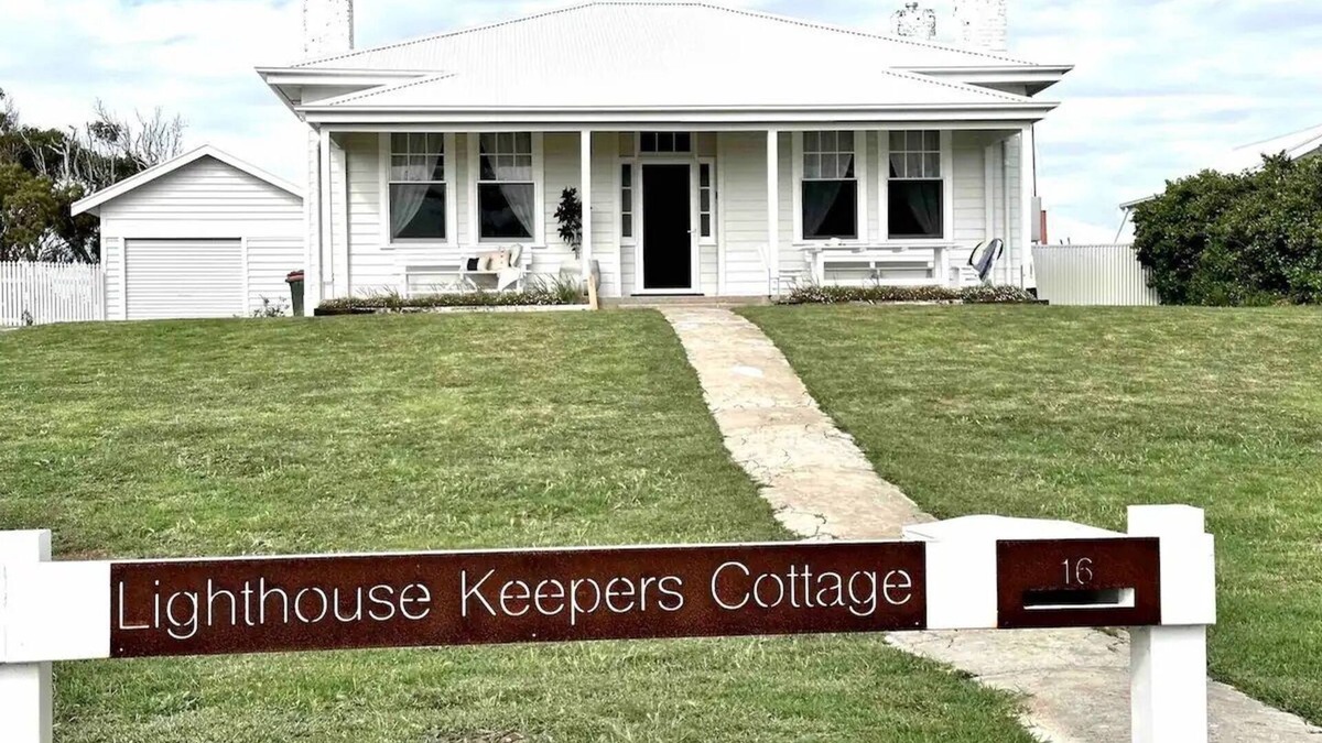 Lacepede Cottage | Beachfront cottage with ocean views - only 5 mins from shops and cafes