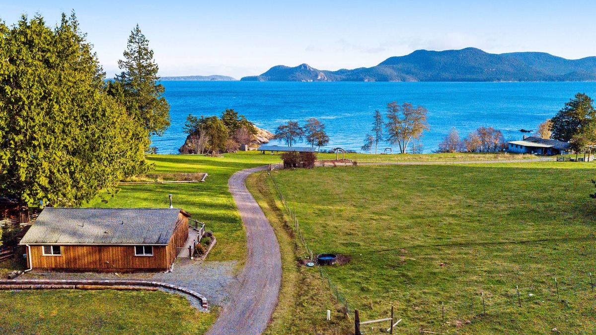 Olga Cottage | Beachfront cottage on Buoy Bay w/beach access & boat moor