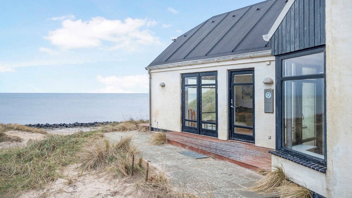 Lonstrup House | Beachfront cottage with panoramic view