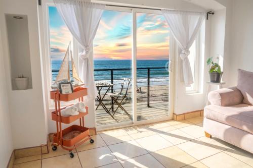 Costa Apartment | BEACHFRONT Cozy 1 Bdr