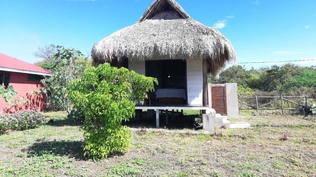 Leon Cottage | Beachfront Cozy Cabana for two