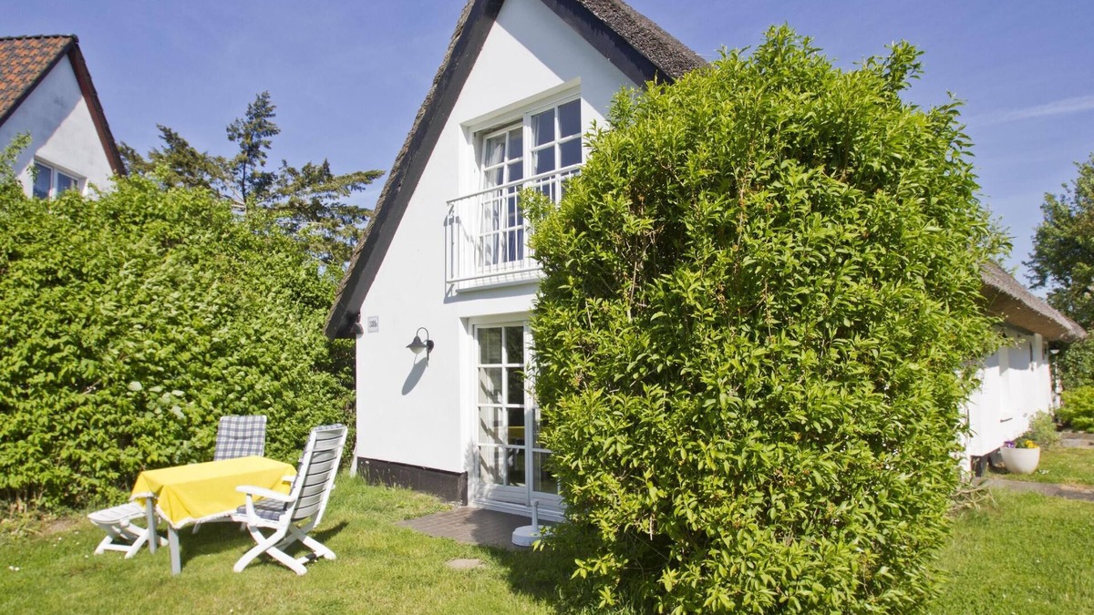 Neuendorf Apartment | Beachfront idyll by the sea, private bathing area - Gutshof Ostseeblick FeWo 01