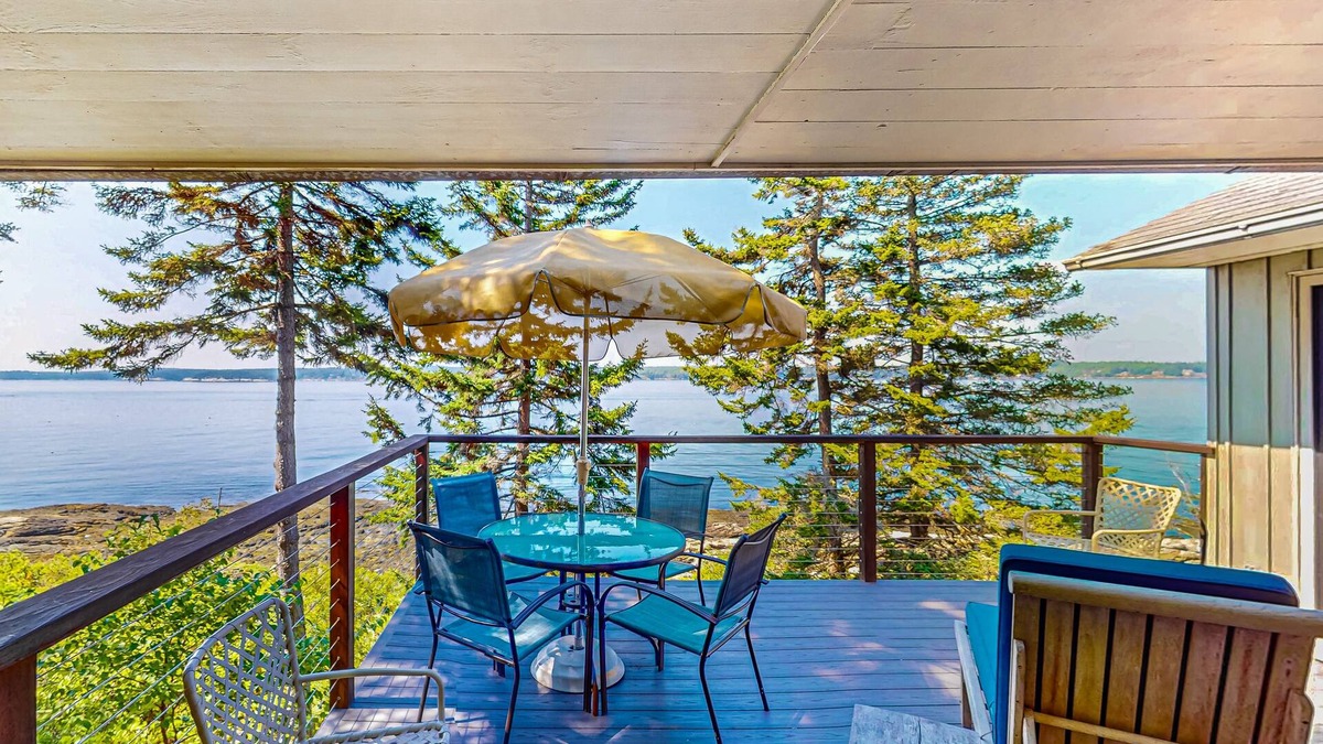 West Southport House | Beachfront Delight with detached guesthouse, sunset views & private beach access