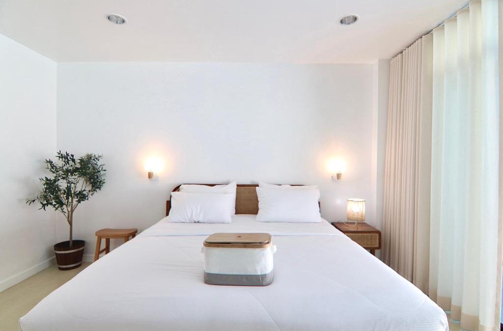 Ban Bang Saen Apartment | Beachfront Deluxe pool access room one-minute walk to Wonnapha beach FREE DISNEY PLUS