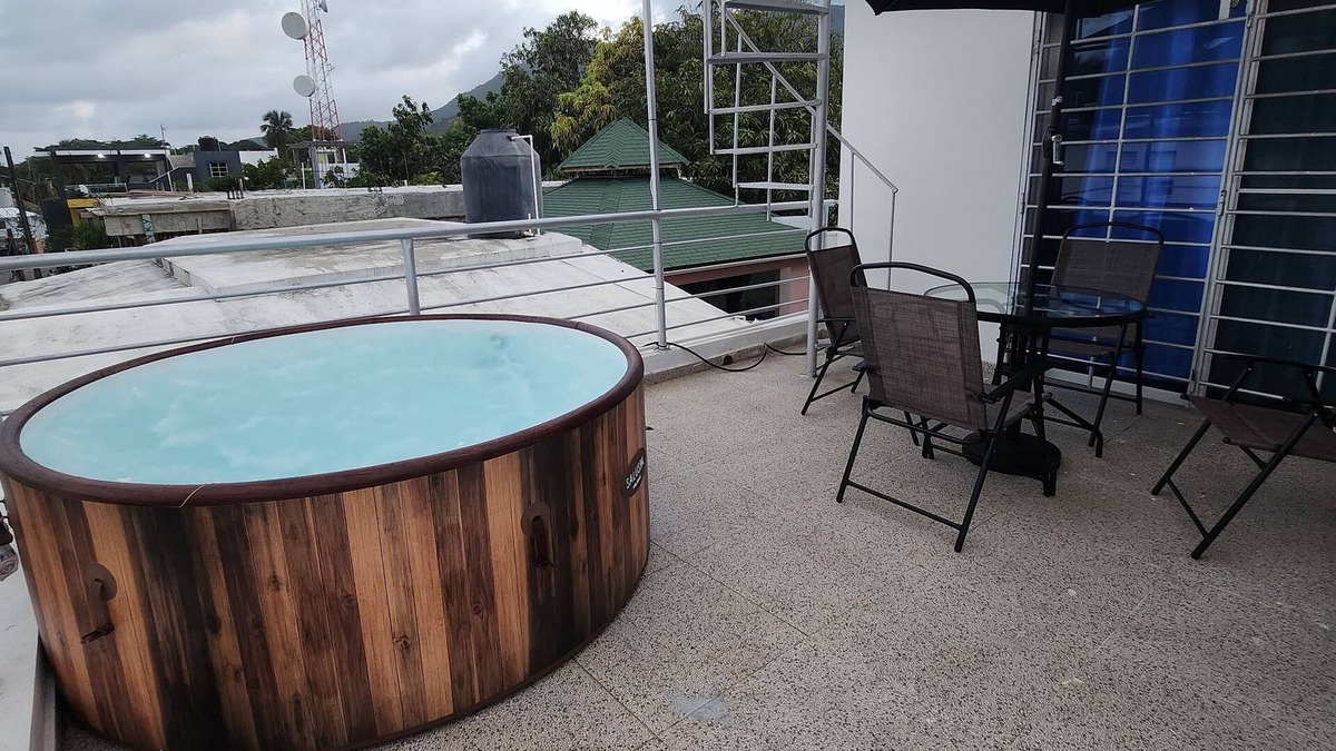 Paraiso Apartment | Beachfront Duplex Apt+Private Jacuzzi+2 QBed+2bath+AC+Wifi+HotWater+Pet Friendly