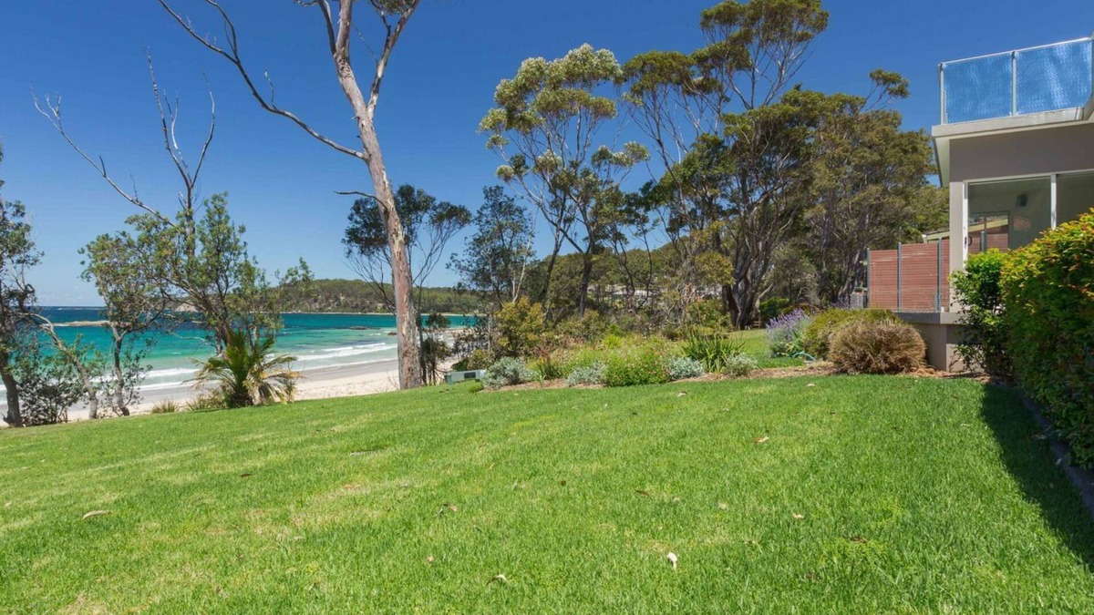 Denhams Beach Apartment | Beachfront Duplex on Denhams