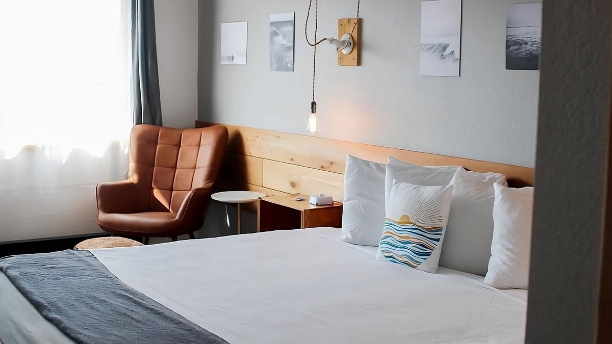 Long Beach Hotel | Beachfront Escape in Long Beach! 2 Comfortable Units, Indoor Pool, Free Parking!