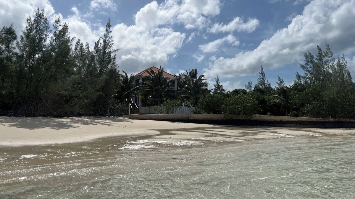 Green Turtle Cay House | Beachfront Estate on Coco Bay , 2 apartments 1 house 7 bedrooms 7 bathrooms