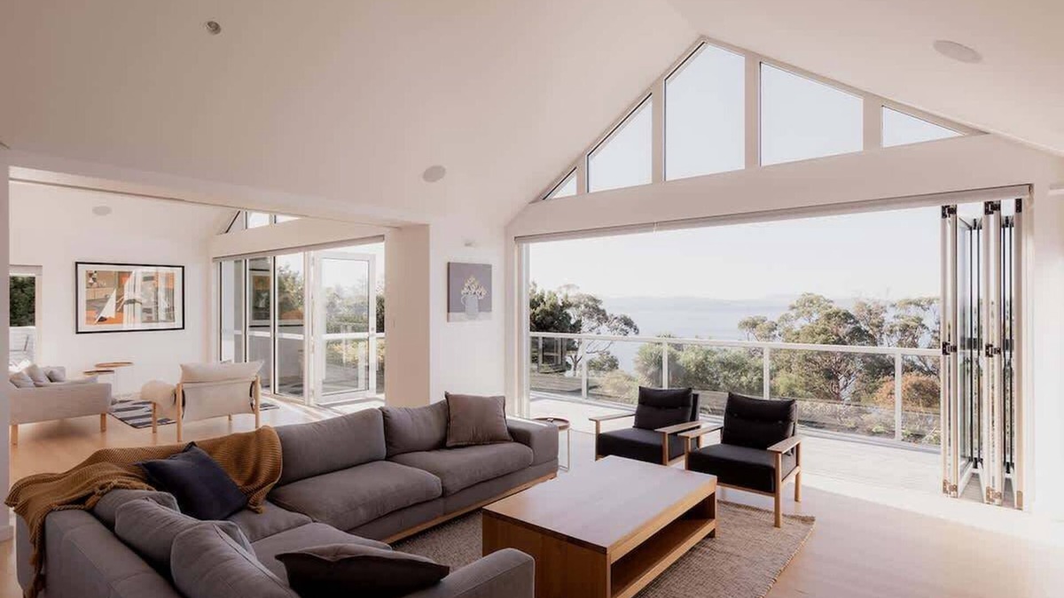 Roches Beach House | Beachfront Estate with Tennis Court