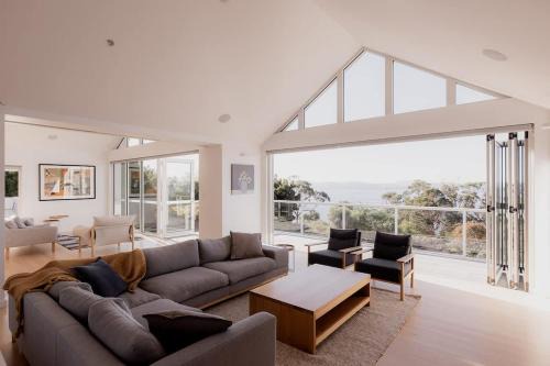Roches Beach House | Beachfront Estate with Tennis Court