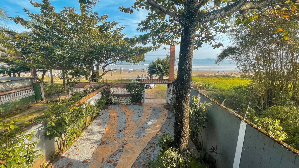 Centro House | Beachfront/foot-in-the-sand house on Indaiá beach for up to 18 people