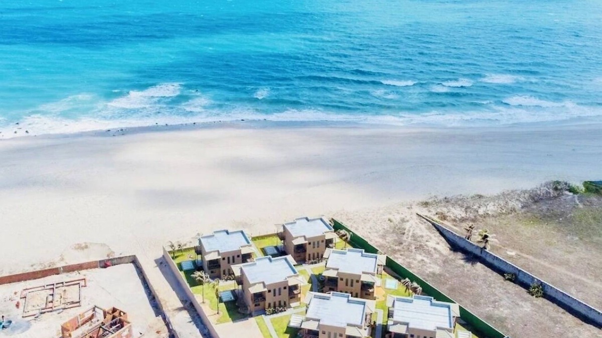 Barro Preto House | Beachfront fully-equipped 2-bedroom house near Beach Park with AC, WiFi.