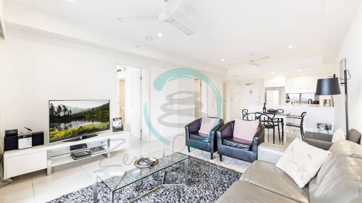 Darwin City Centre Condo | Beachfront Haven: Sea View ~ Pool ~ Outdoor Dining