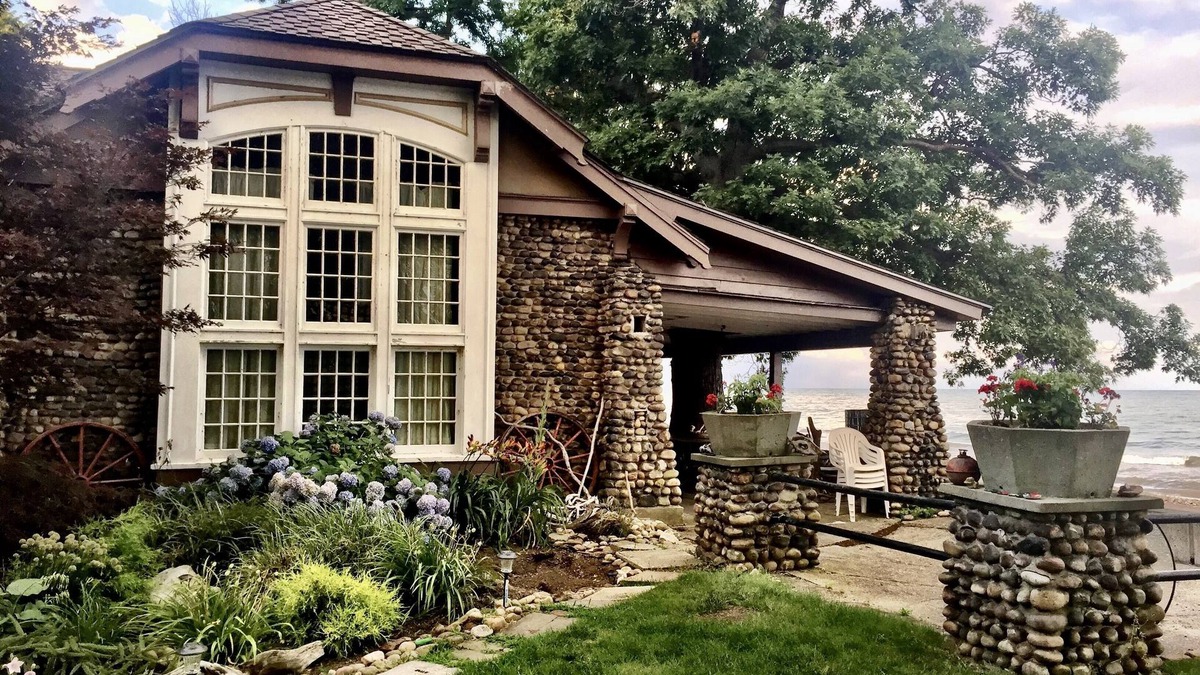 Dunkirk Condo | Beachfront Historical home 1Br/1Ba apt on Lake Erie w/Balcony, WiFi, Streaming