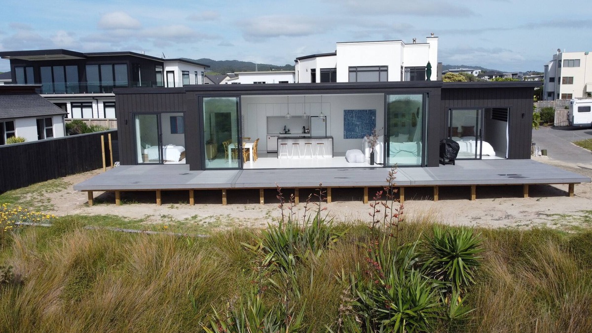 Ruakaka House | BEACHFRONT holiday home with stunning views& modern comforts -1h35 from Auckland