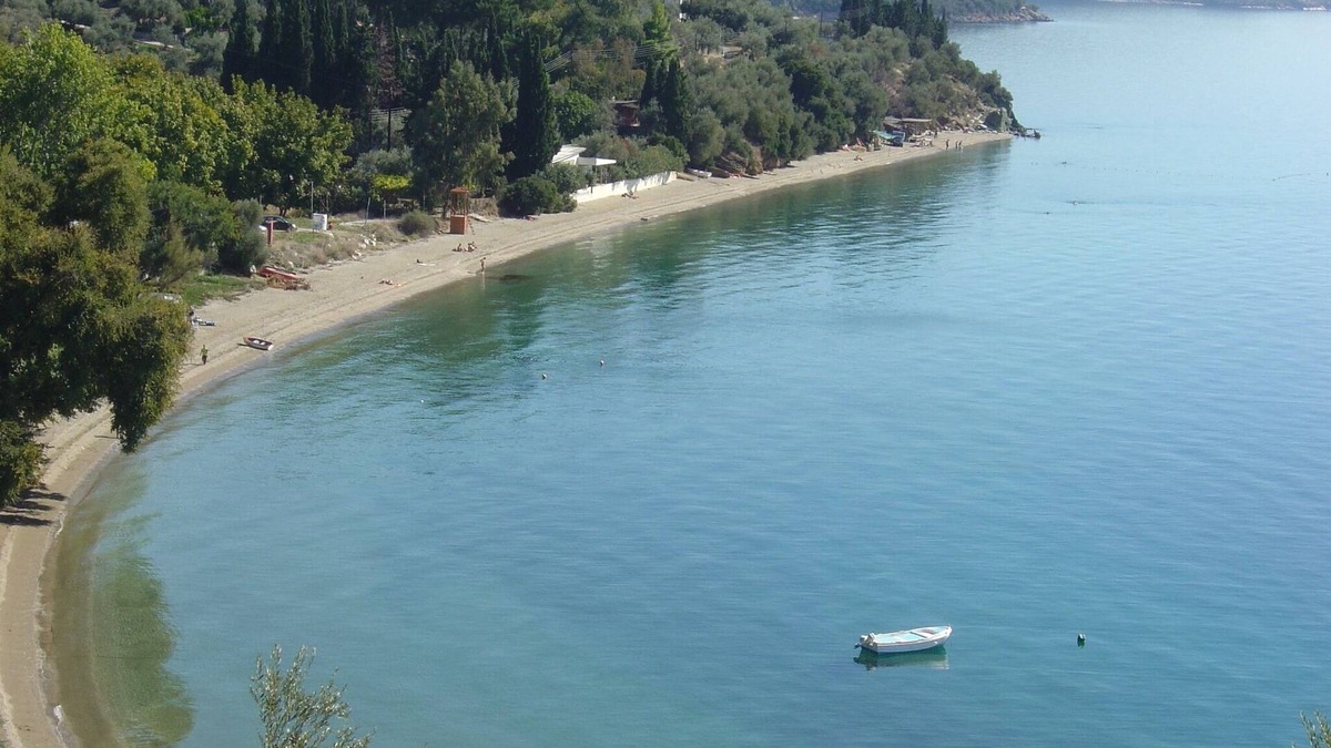 Afissos House | Beachfront Home for 4, Kalifteri Beach, Afissos