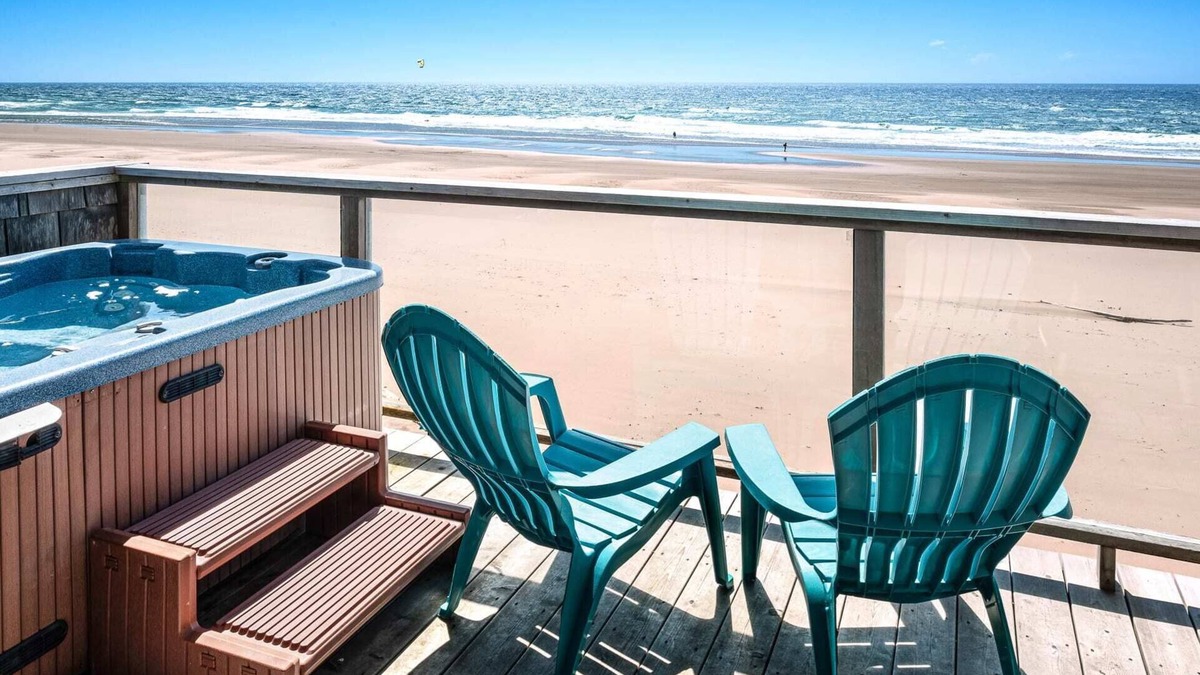 Lincoln City Condo | Beachfront, Hot Tub, BBQ | Coastal Treasure