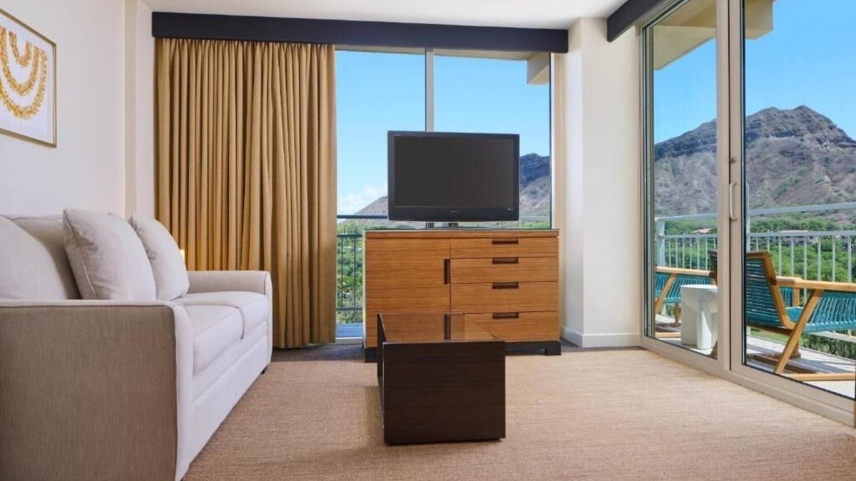 Diamond Head - Kapahulu - St. Louis Hotel | Beachfront Hotel | Diamond Head Views | Direct Ocean Access