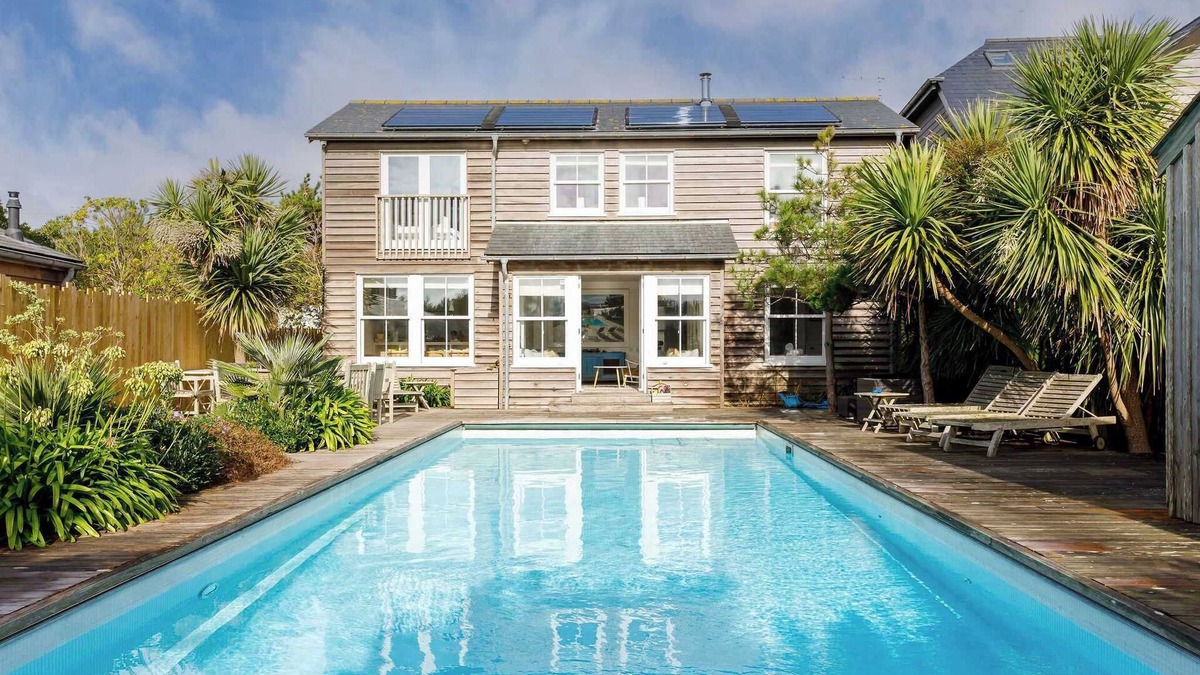 East Wittering House | Beachfront House w Pool & Steam