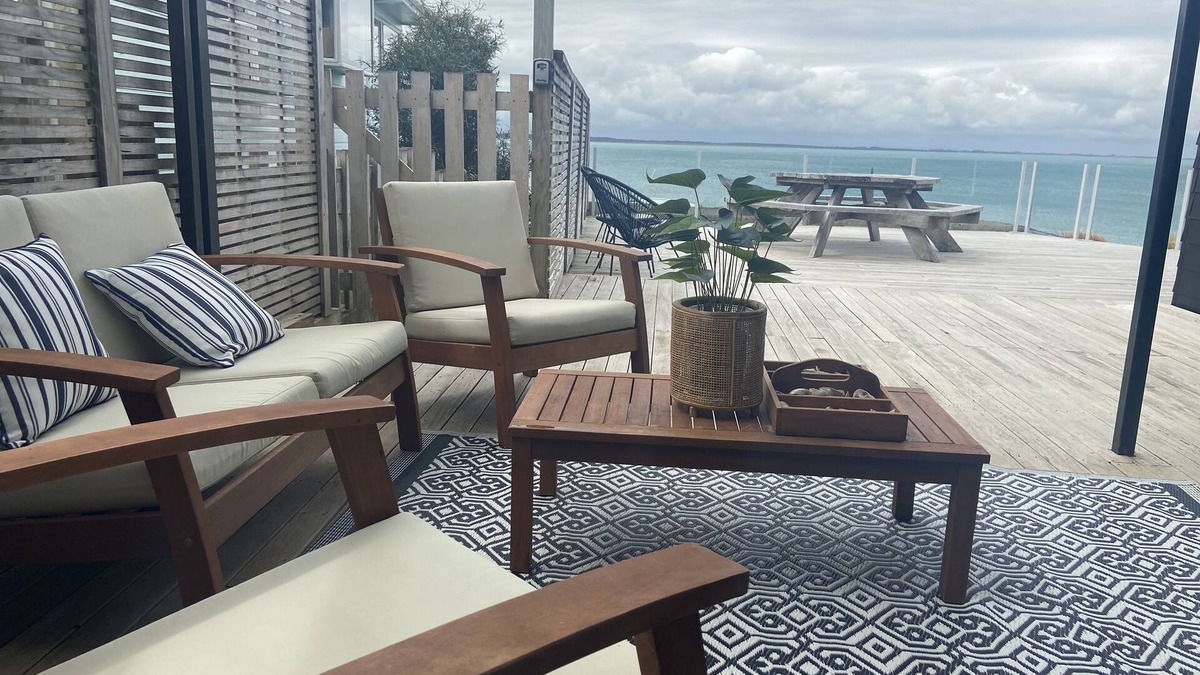 Riverton House | Beachfront House - Best deck in Riverton
