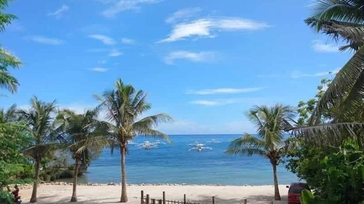 Panglao Island Hotel | Beachfront House in Panglao near Alona Beach + Free Use of 2 Scooters