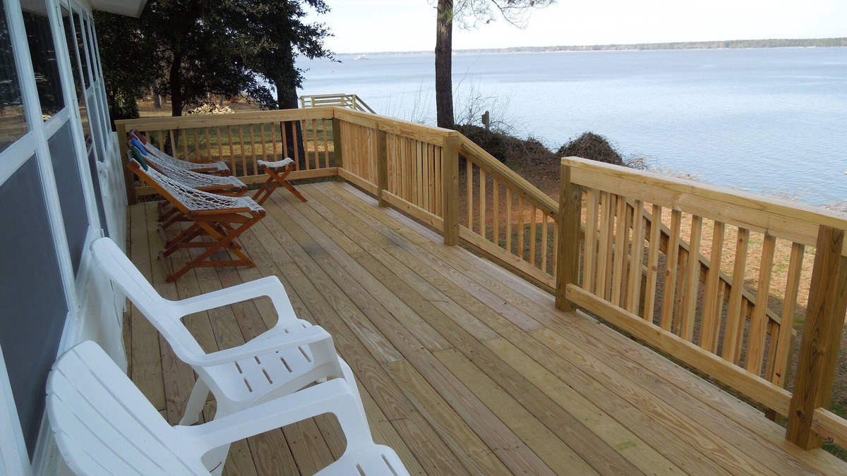 Surry House | Beachfront House on James River. Near Historic Jamestowne and Williamsburg