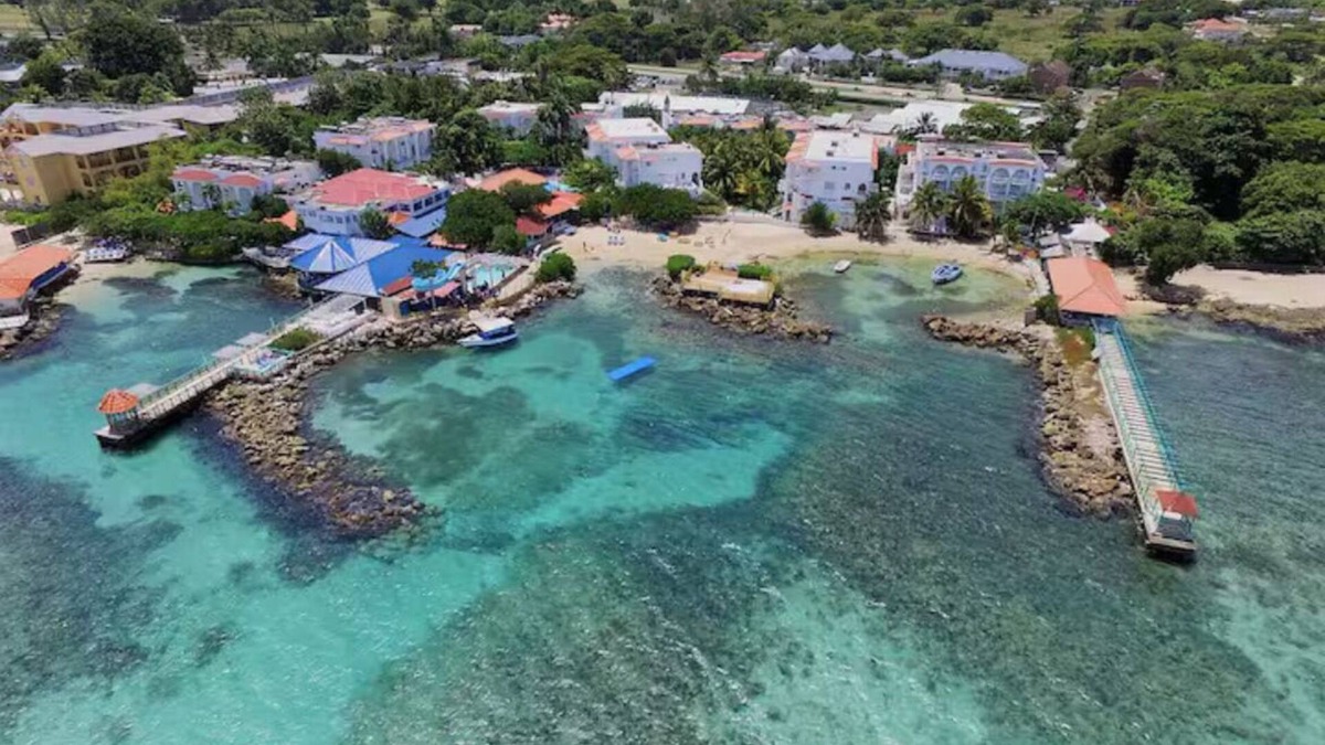 Runaway Bay Apartment | Beachfront I Pool I Wi-Fi I A/C I King Bed I Near Ocho Rios I Onsite Restaurant