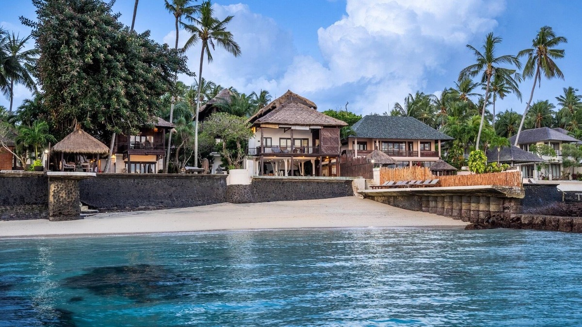 Candi Dasa Apartment | Beachfront Group Property – 9 Separate Rooms, 3 Levels | The Village of Angels