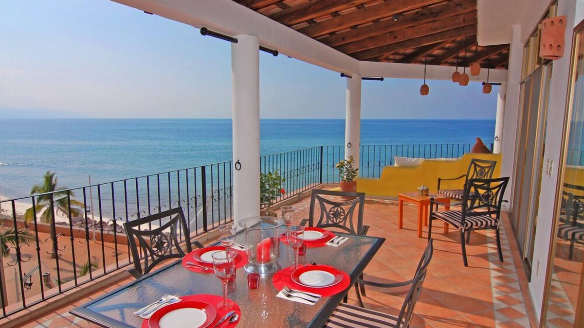 Downtown Puerto Vallarta Condo | !BEACHFRONT IN THE CITY CENTER! SUMMERTIME SPECIAL, ONLY 225/NT!