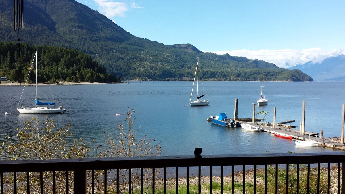 Proctor House | Beachfront Kootenay Lake British Columbia