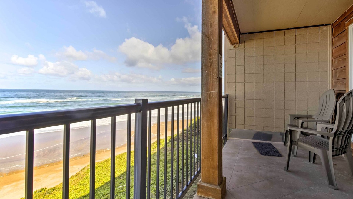 Lincoln Beach Condo | Beachfront Lincoln City Condo-Patio & Pool Access!