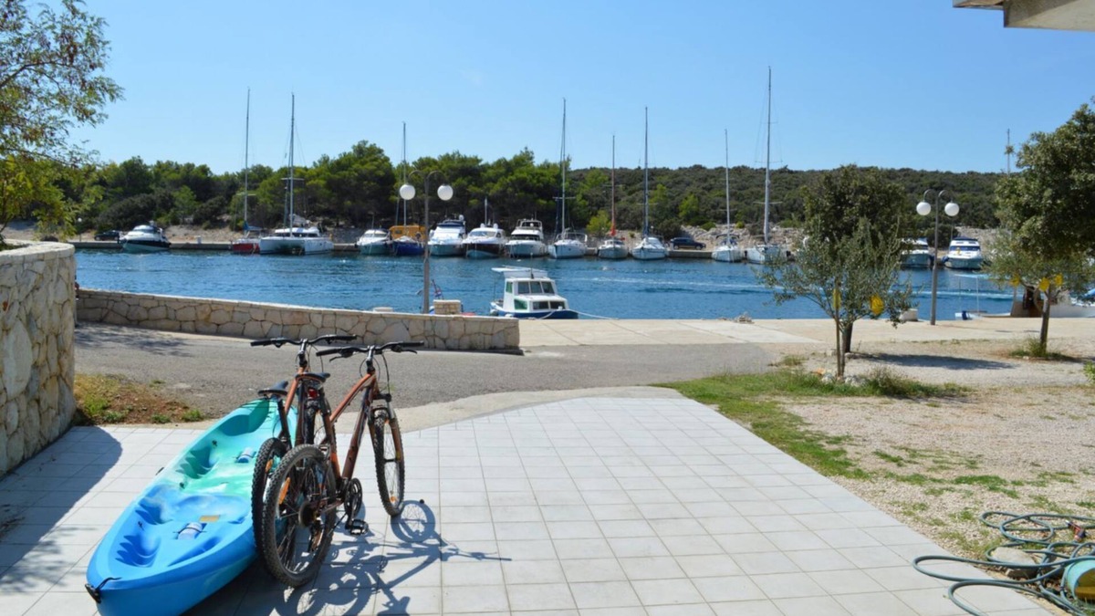 Simuni Apartment | Beachfront Lovro apartment