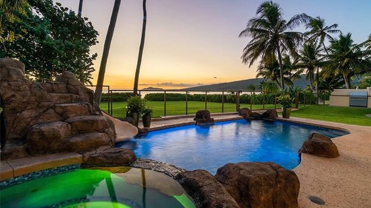 Portlock Villa | Beachfront Luxury Villa
