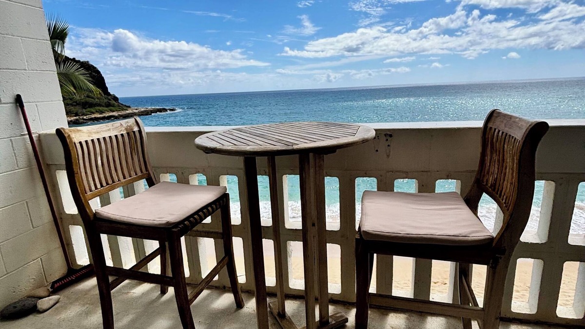 Makaha Condo | 🌊 Beachfront Makaha Condo, Breathtaking Ocean Views, SUMMER SPECIALS! ☀️