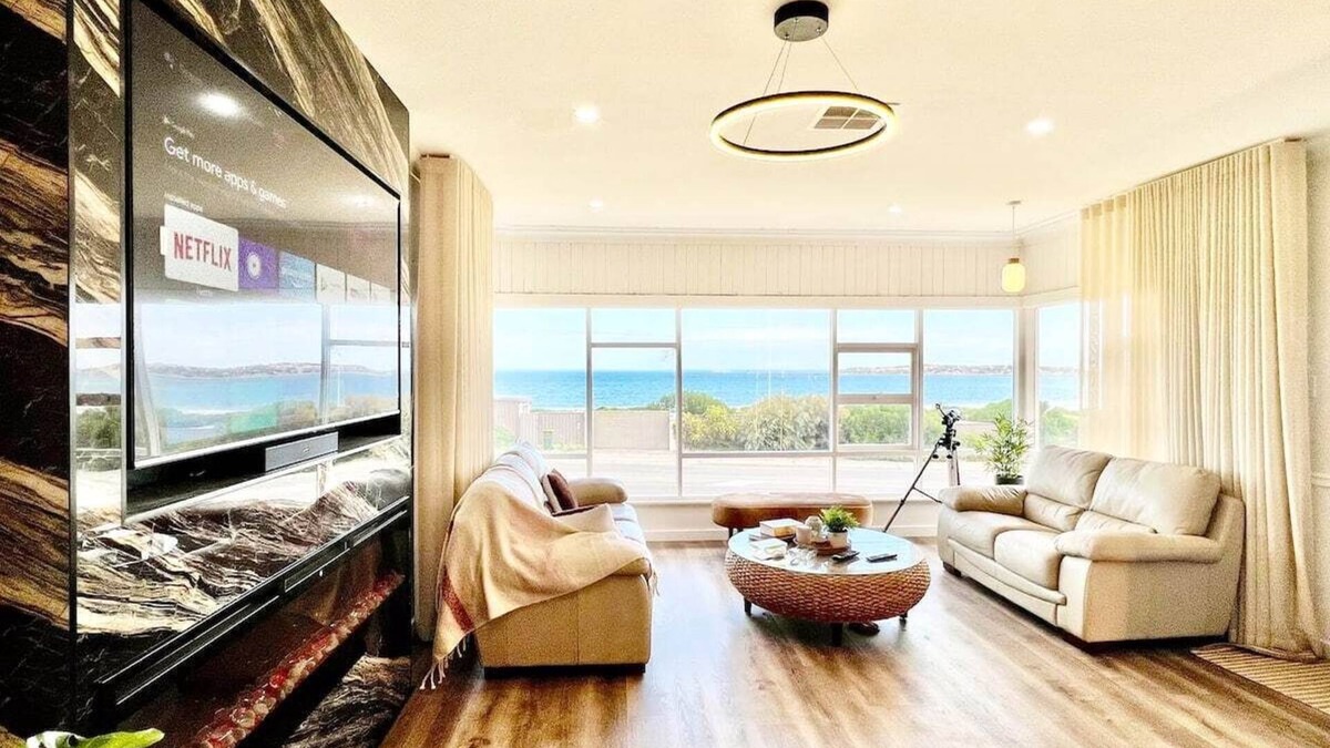 McCracken House | Beachfront Marshmallow- Stunning Beachfront Views