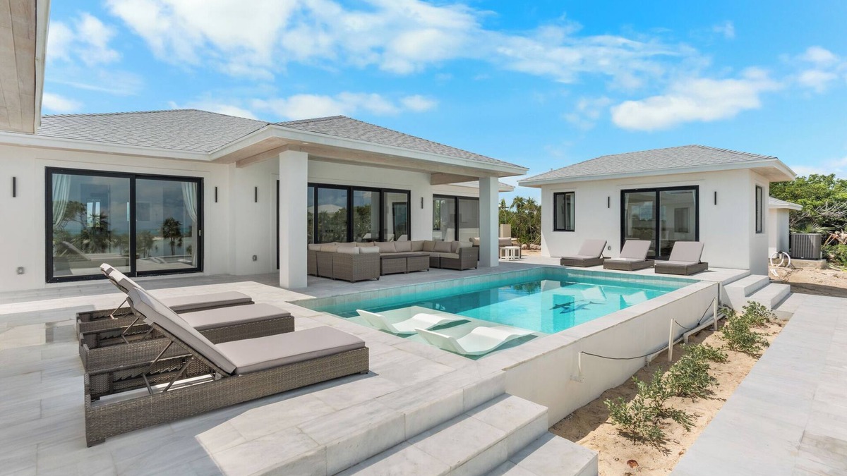 William's Town House | BEACHFRONT New Luxury Beach Home, Always Calm Beach on Lazy River Sand Bar.