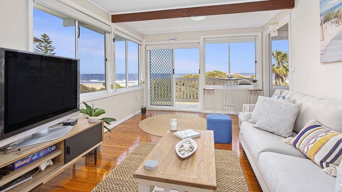 Kiama Downs House | BEACHFRONT OASIS Jones Beach Kiama. Best views, direct beach access, cozy. Relax