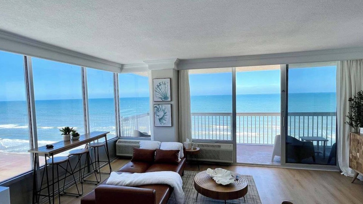 Ortona Park Apartment | Beachfront & Oceanfront Views – Private Balcony